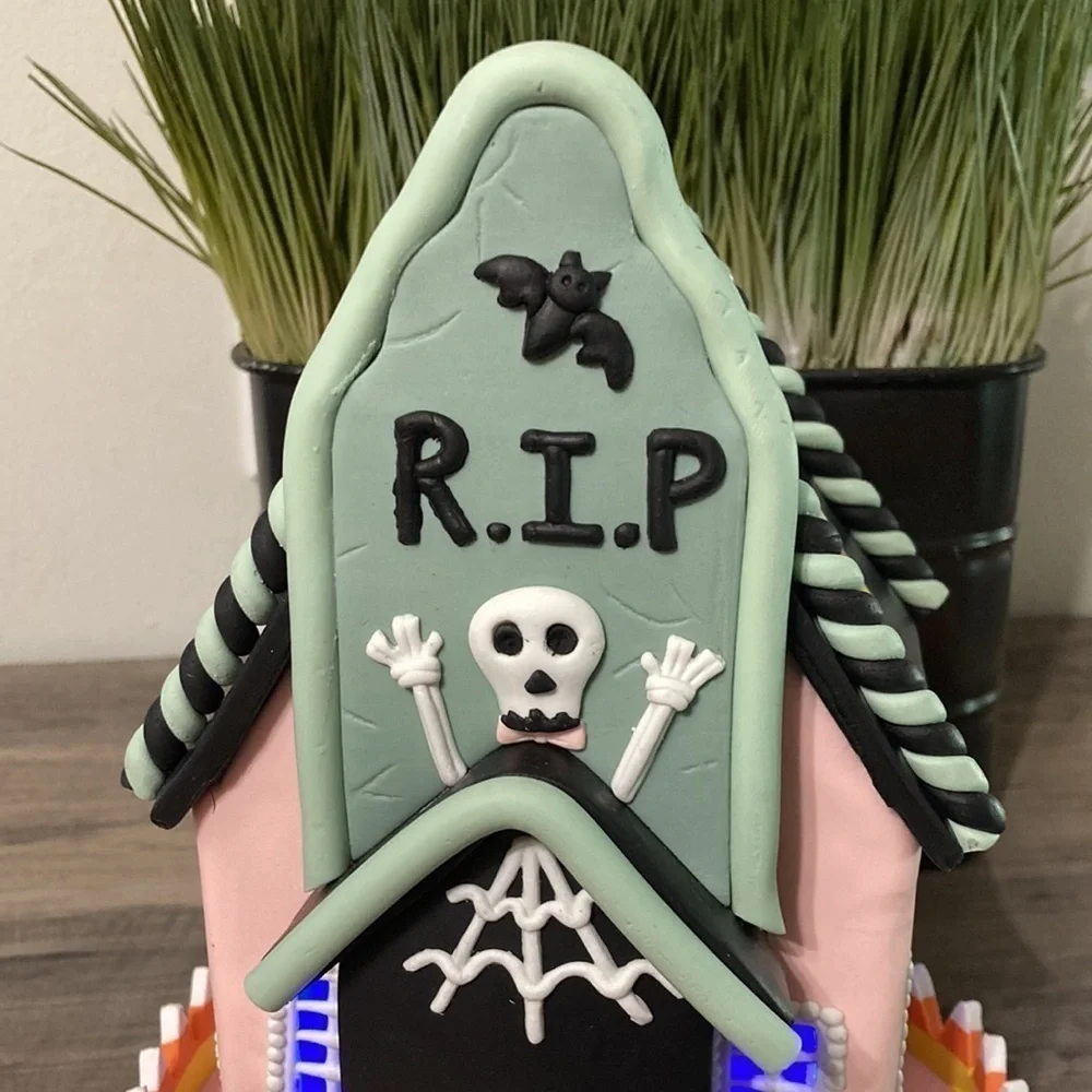 NEW! LIGHT UP COLOR CHANGING RIP GINGERBREAD HALLOWEEN HAUNTED HOUSE